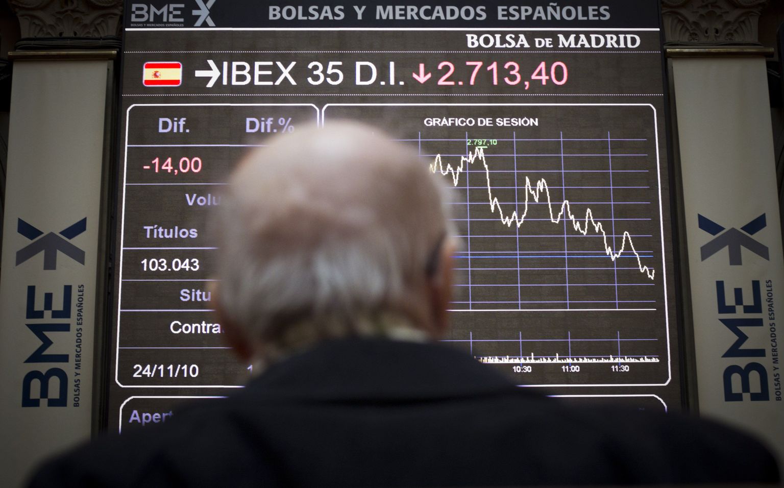 Maakler jälgib Madriidi börsi ekraani.