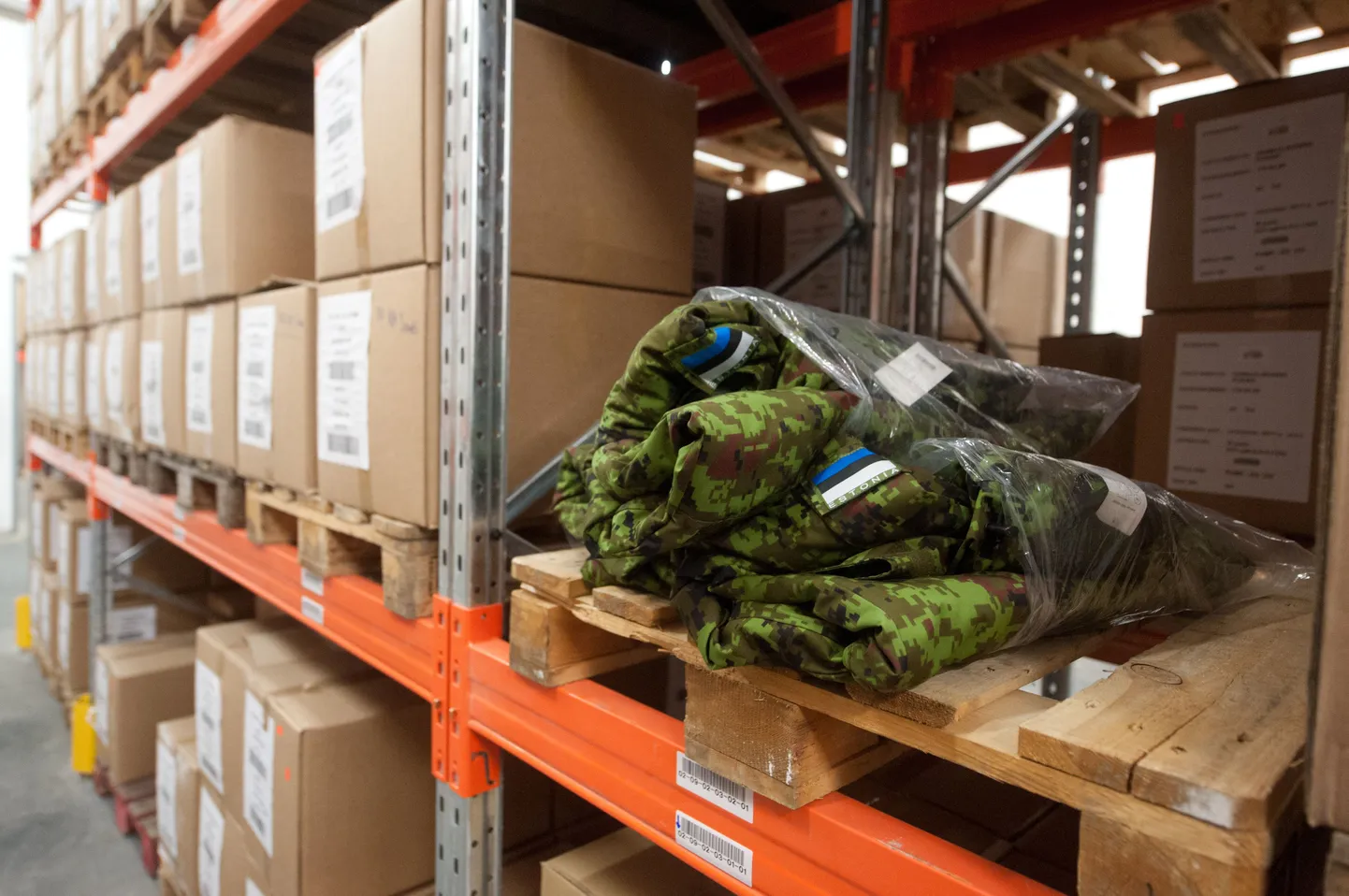 Kaitseväelase vorm kaitseväe logistikakeskuse laos.