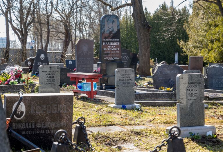 Vene sõjaväelased maeti tuimalt varasemate haudade peale. Tänapäeval on esialgsed hauatähised võimalust mööda taastatud. Foto: Mihkel Maripuu