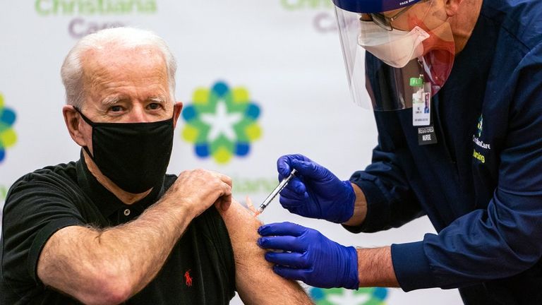 Президенту США Джо Байдену в прямом эфире сделали прививку вакциной компании Pfizer
