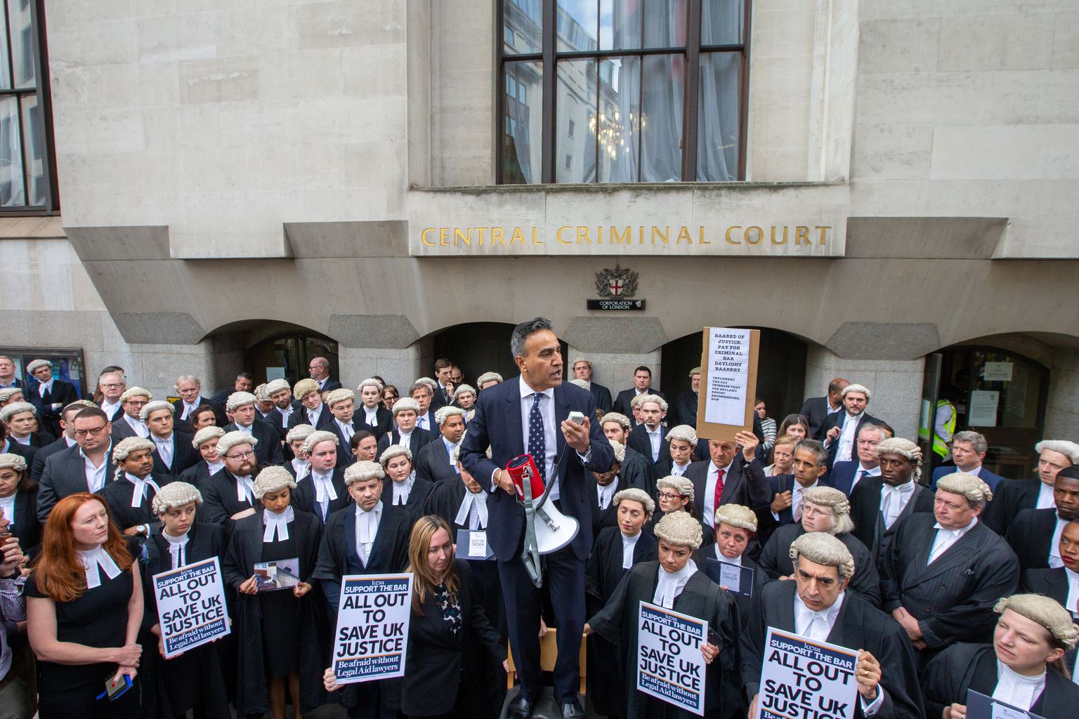 Advokaadid 27. juunil 2022 Londonis keskkriminaalkohtu Old Bailey ees streigiteed jalge alla võtmas.