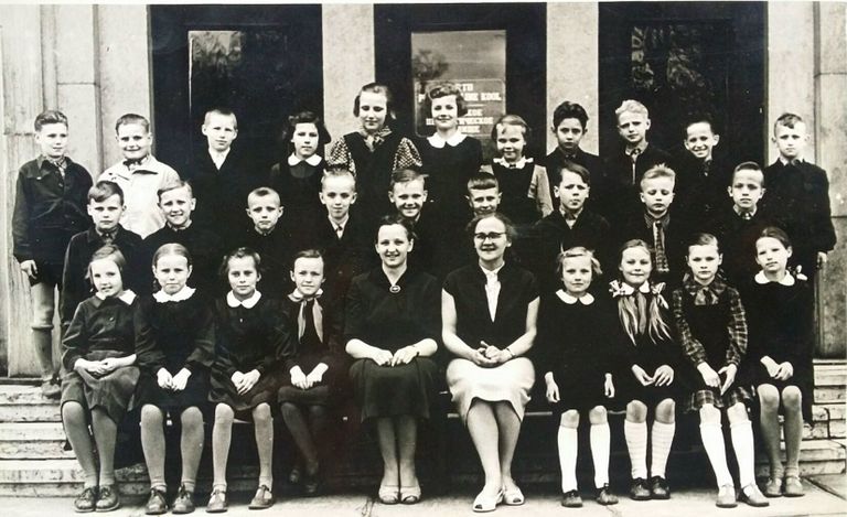 Foto aastast 1961. Eha Vihma esimesed õpilased, kes sel pildil on jõudnud neljandasse klassi. Rein jalak tagumises reas paremalt neljas. Kaks pedagoogi esimeses reas on Eha Vihm (vasakul) ja tema kõrval kooli direktor, kelle perekonnanimi oli Kärt.