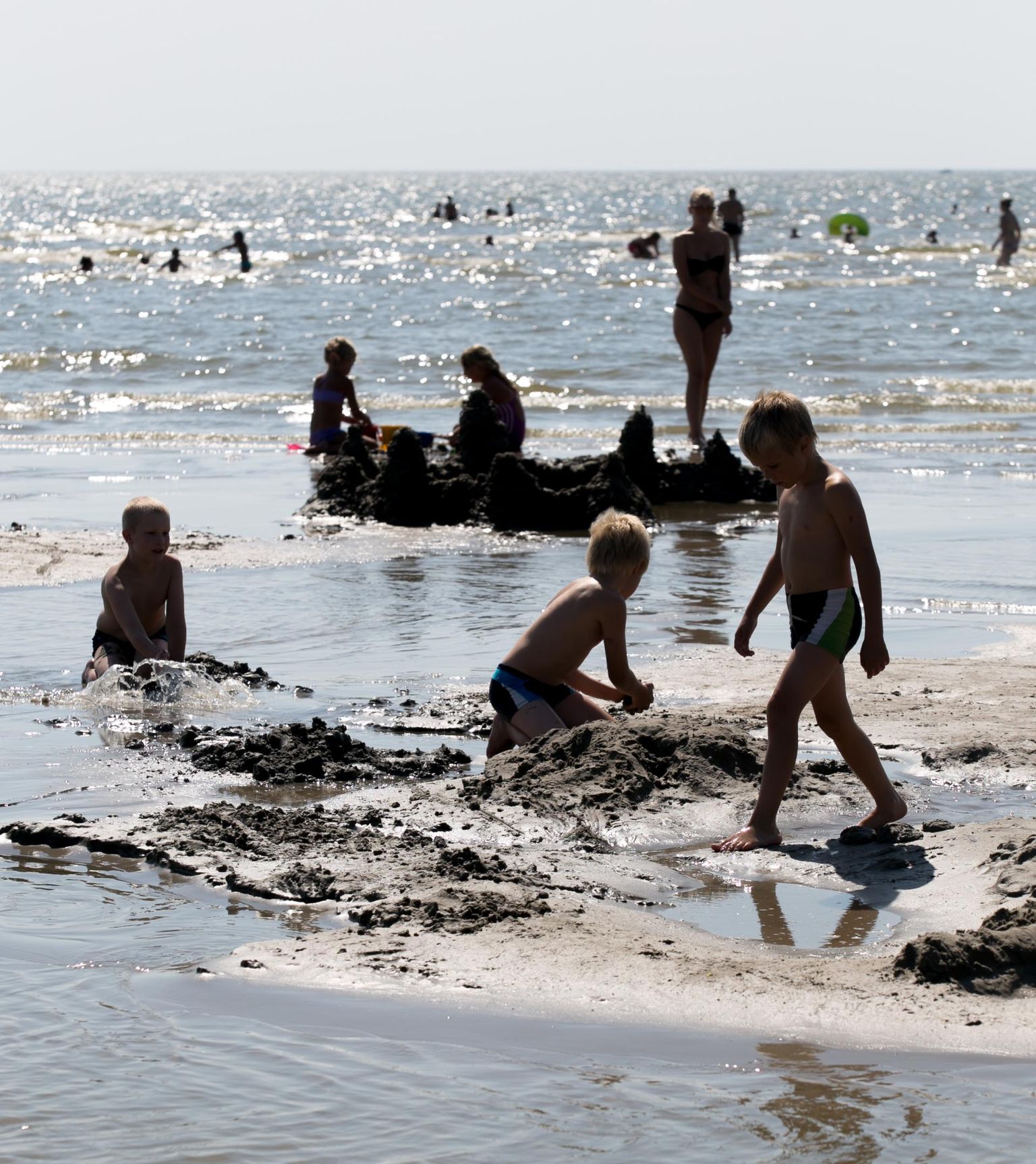 Lapsed rannas mängimas.