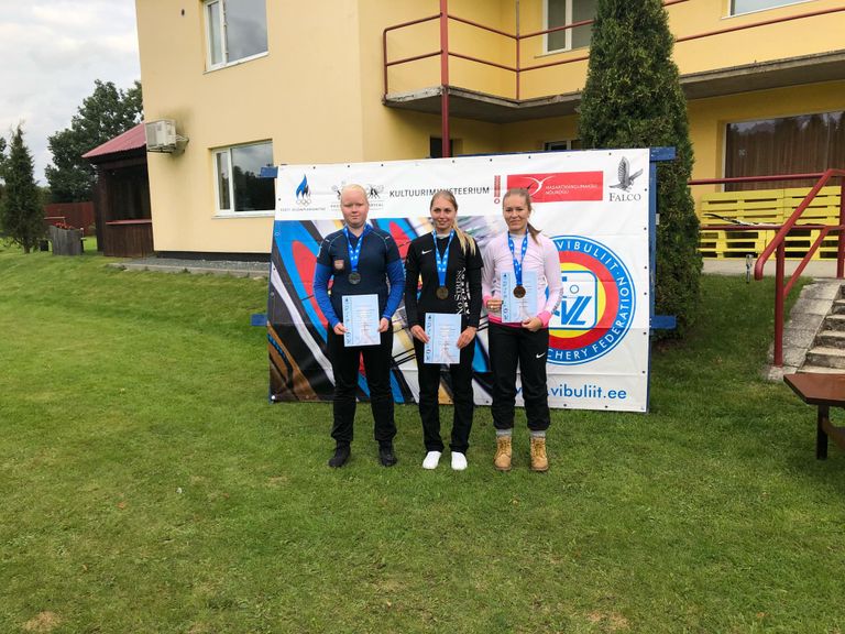 NS Archery Clubi esindav Reena Pärnat võitis Eesti meistritiitli 1315 silmaga. 1260 silmaga tuli teiseks Triinu Lilienthal Järvakandi Ilvese klubist. Kolmas oli tema klubikaaslane Bessi Kasak, kes lasi 1254 silma.
