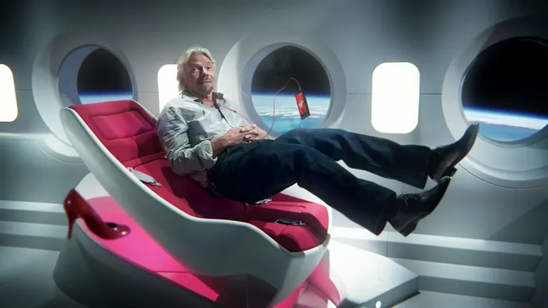 Esimesed kümme Boomi tellinud innovaator Richard Branson erakosmoselennul kaaluta olekut nautimas. / Tootja