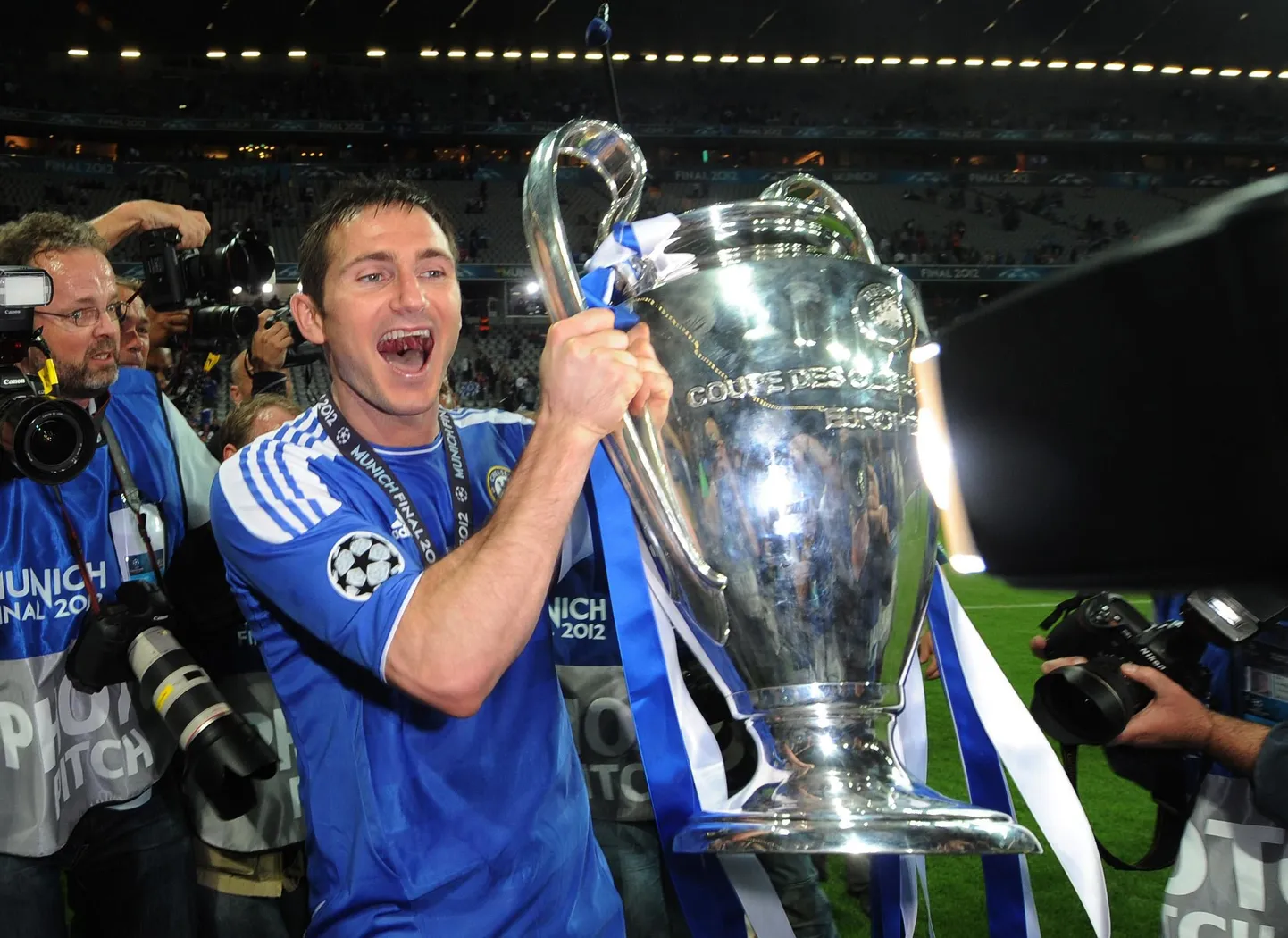 Frank Lampard hoidmas käes 2012. aasta Meistrite liiga võidukarikat.