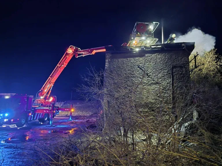 Jaama puiesteel kustutati mahajäetud maja.