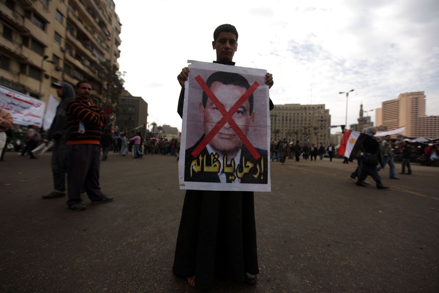 Egiptuse endine president Hosni Mubarak valmistub surema? Fotol protestija Mubaraki näopildiga plakatiga