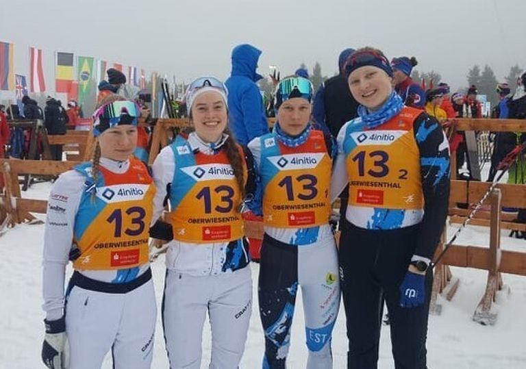Keidy Kaasiku, Teiloora Ojaste, Kaidy Kaasiku ja Johanna Udras teatesõidu stardi eel.