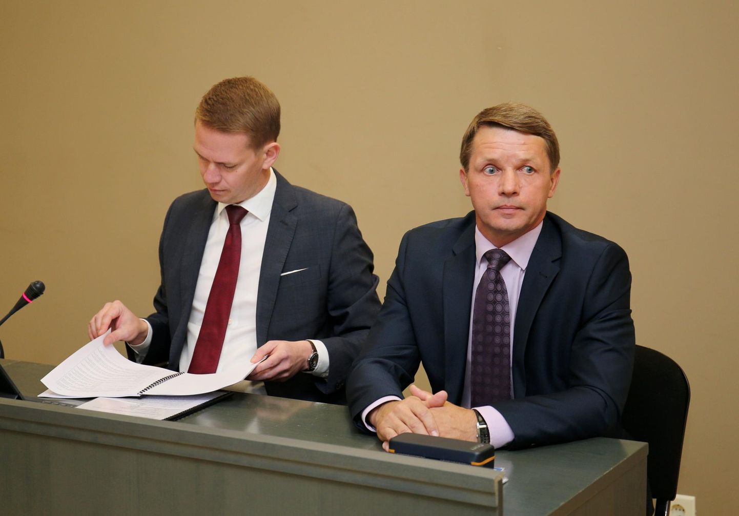 Tartu endist abilinnapead Valvo Semilarskit (paremal) kaitseb kohtus Oliver Nääs.