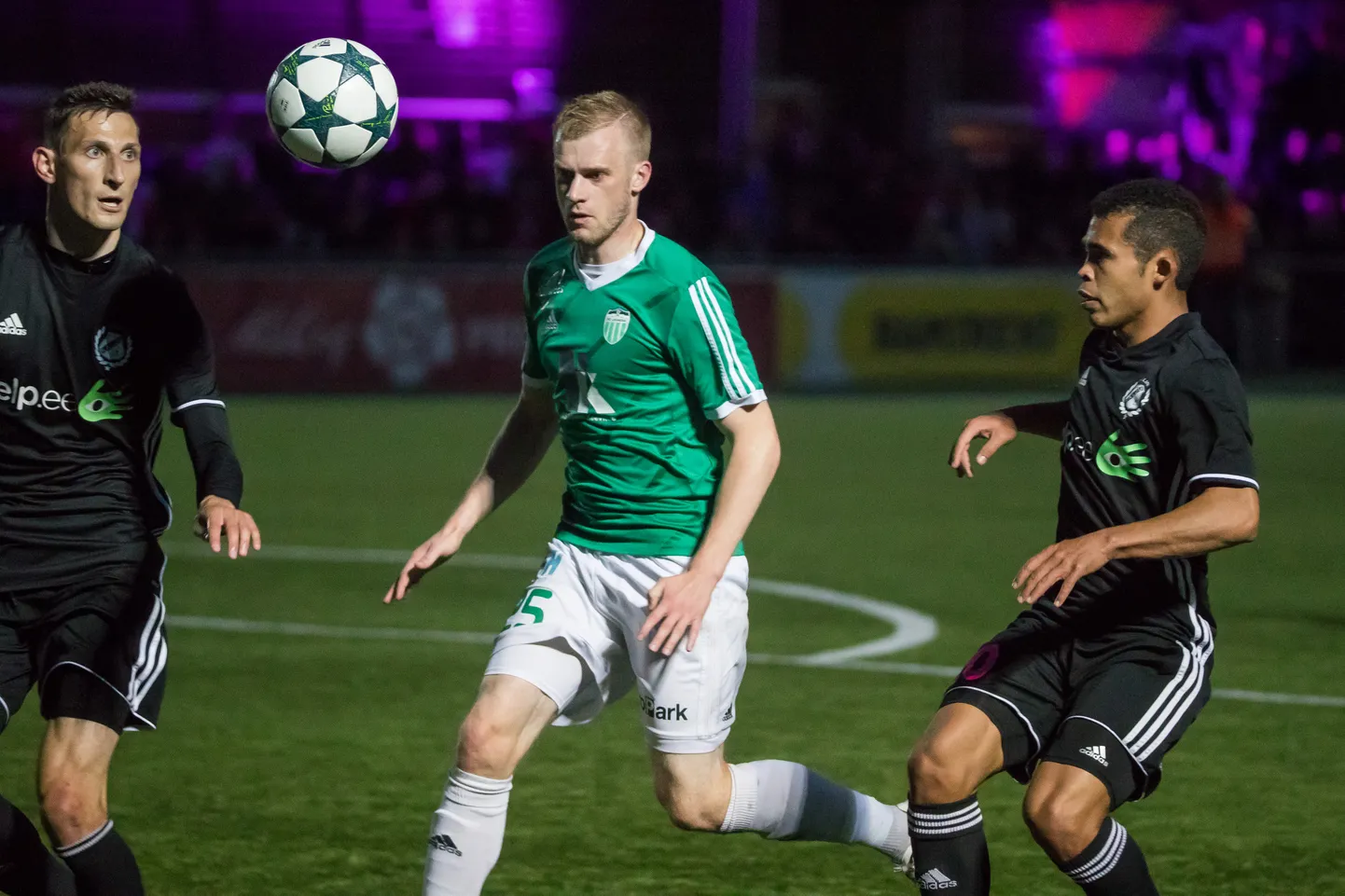Teiste seas lõi Tallinna FCI Levadia särgis värava ka Maksim Podholjuzin (keskel).