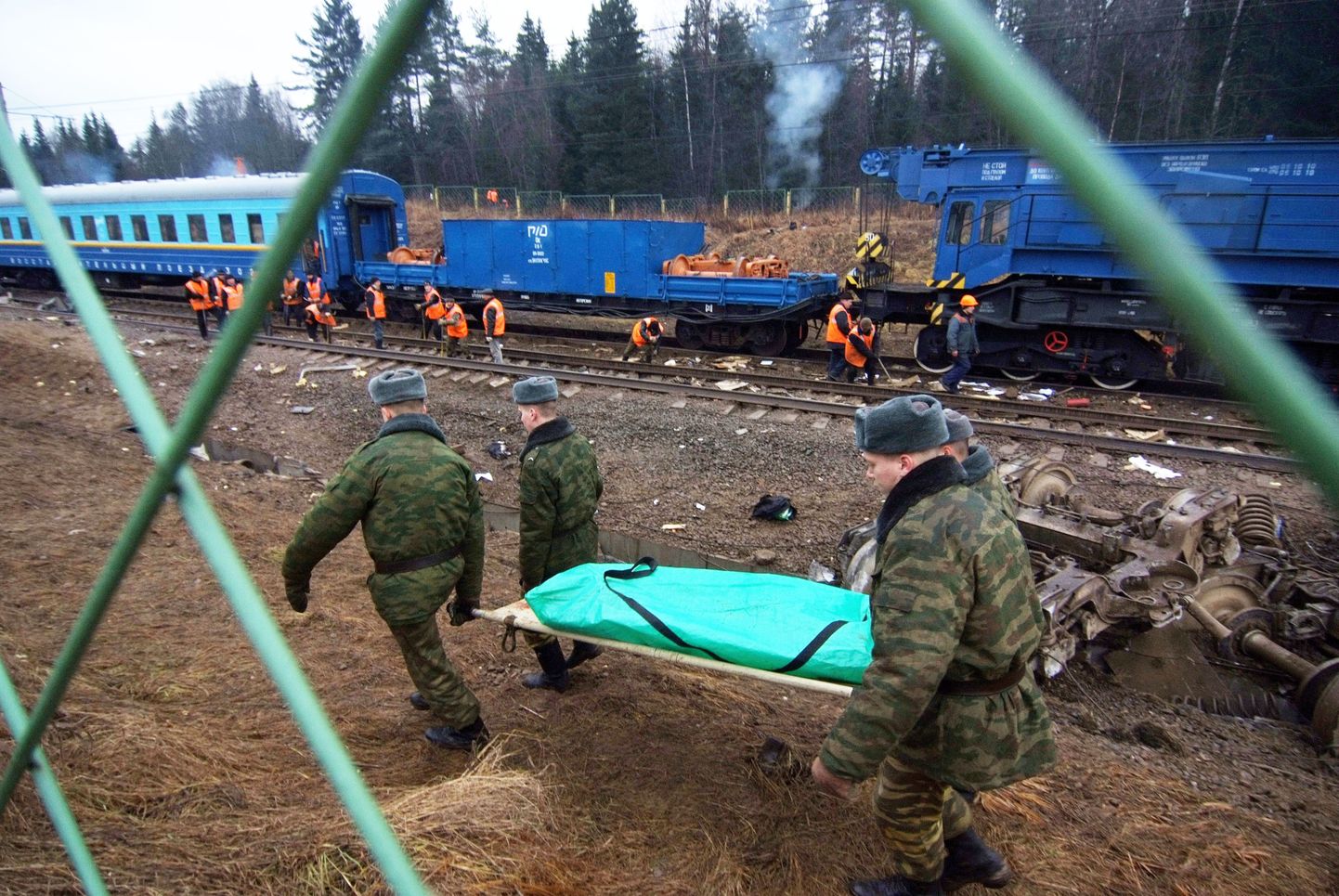 Päästetöötajad õnnetuspaigal Nevski Ekspressi juures.