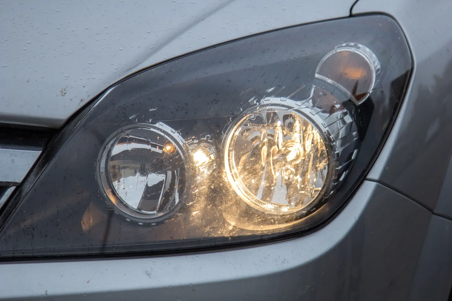 Halvasti reguleeritud tuled jätavad tee valgustamata.