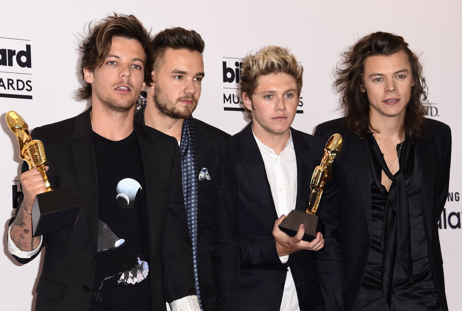Briti-Iiri poistebänd One Direction 2015 Las Vegases Billboard Music Awards auhinnagalal. Vasakult: Louis Tomlinson, Liam Payne, Niall Horan ja Harry Styles. Puudub Zayn Malik, kes selleks ajaks oli bändist lahkunud