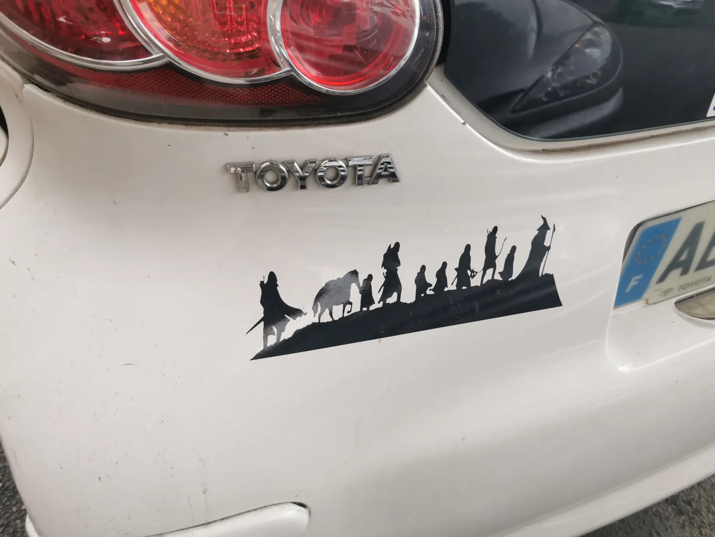 See vaikses Nîmesi kesklinnas nähtud autokleebis peegeldab ilmselt kõige paremini minu vaimuseisu, nagu see mind selles linnas veedetud päevadel valdas.