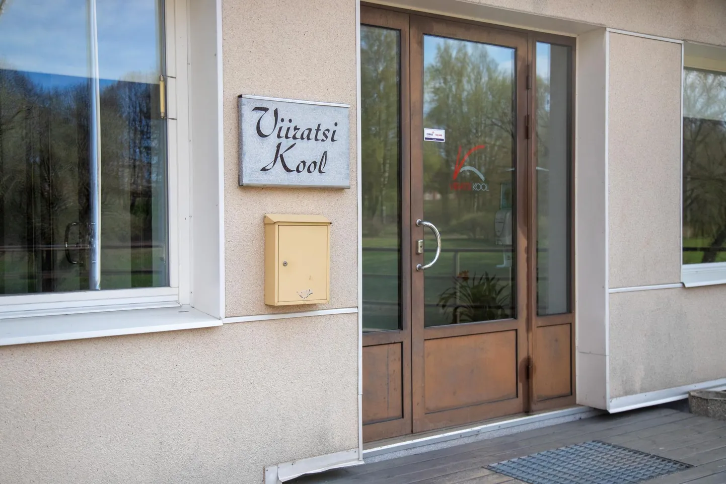 Viiratsi kool pakub praegu kuueklassilist haridust. Kogukonna soov on, et lapsed saaksid seal lõpetada põhikooli.