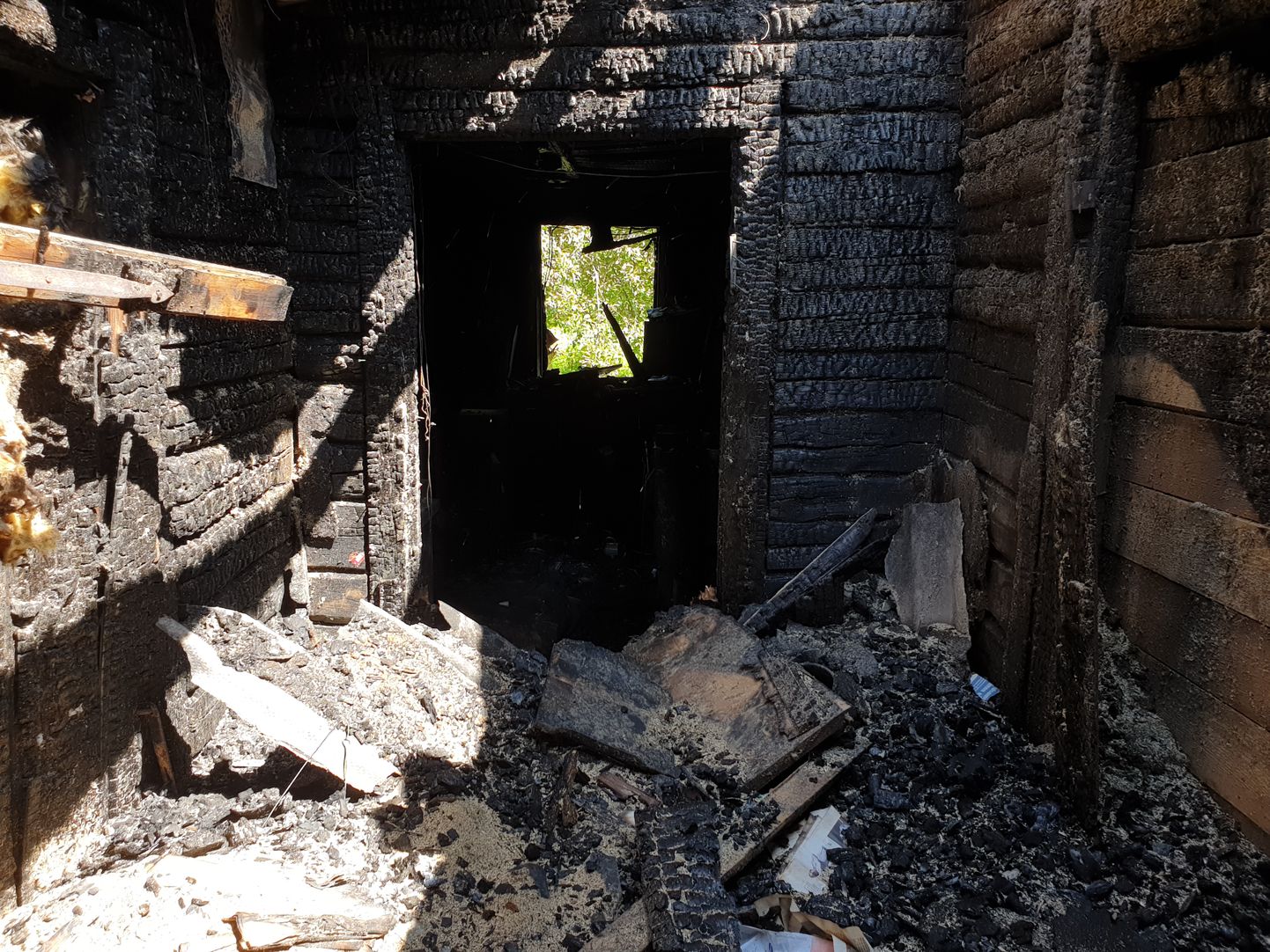 Пожар в доме в деревне Кюкитая, где погиб 16-летний юноша.