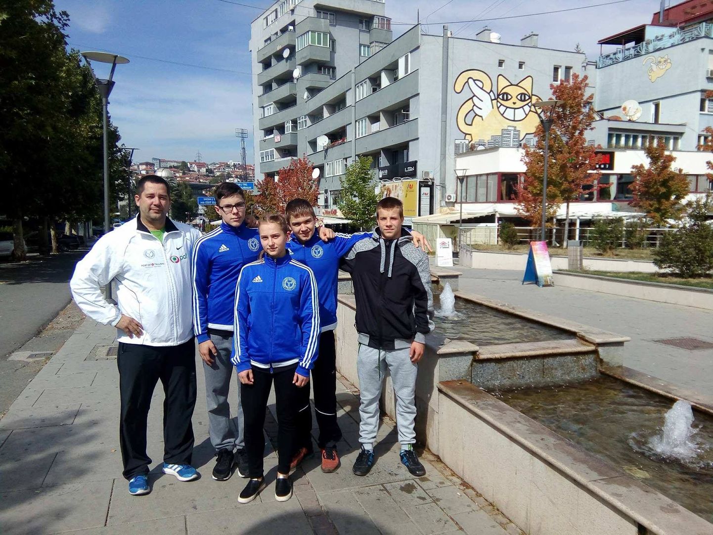Tartumaa noored tõstjad koos treener Igor Baškiroviga Euroopa noorte meistrivõistlustel Kosovos Pristinas.