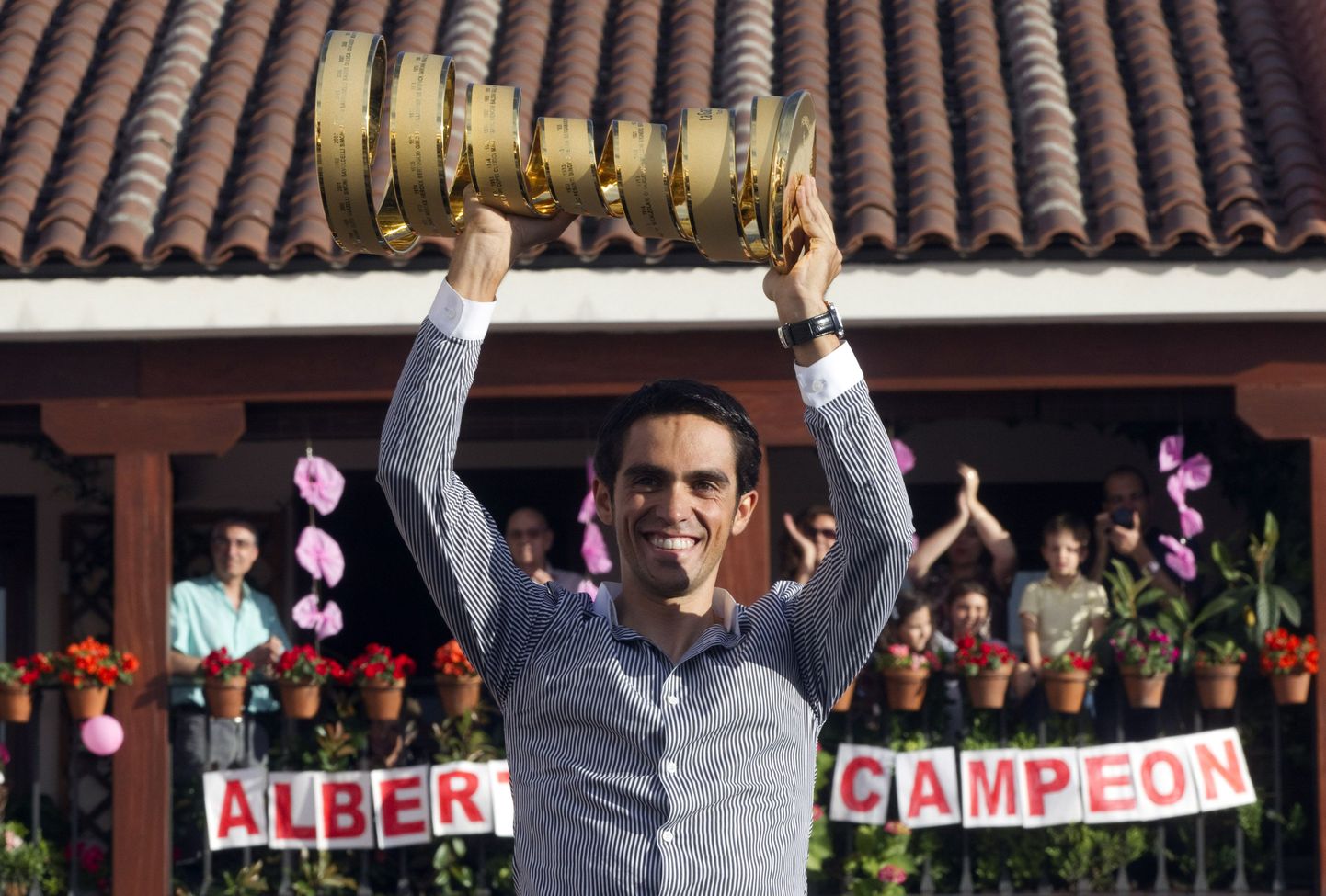 Alberto Contador Itaalia velotuuri võidukarikaga.