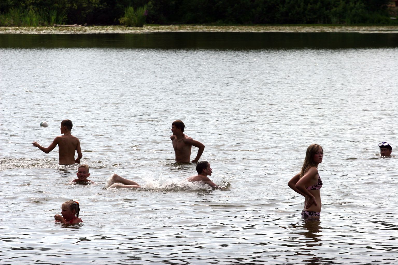 Atpūtnieki peldvietā Bābelīša ezerā
