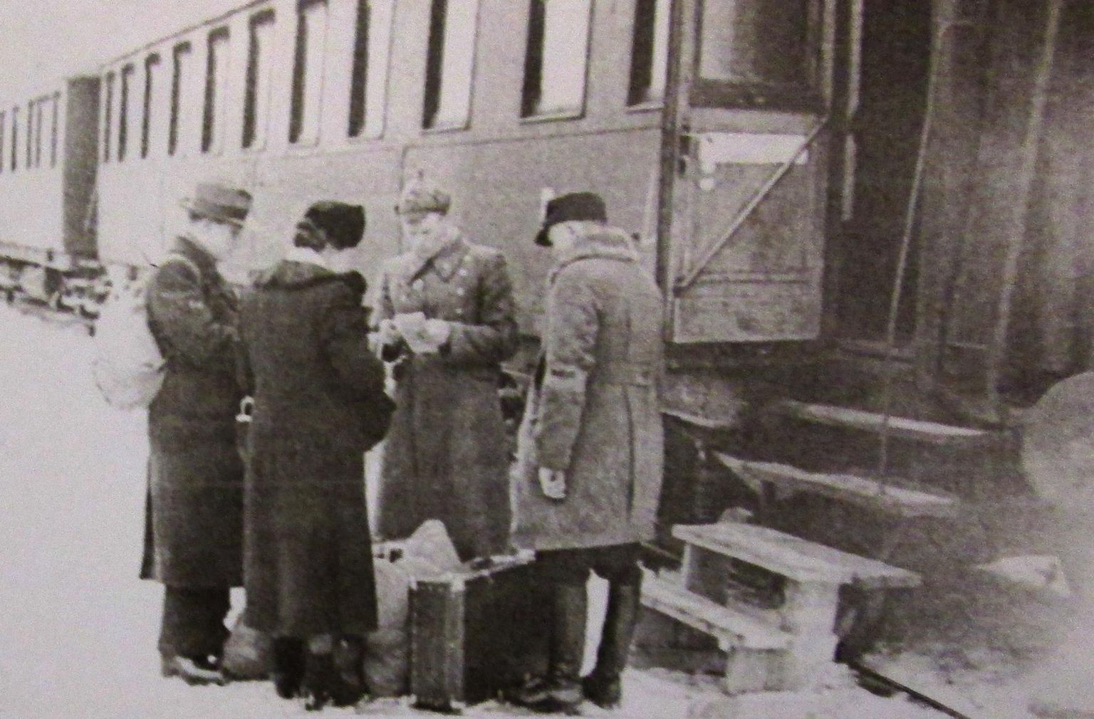 Foto dokumentide kontrollist 1941. aastal Tallinnas Balti jaamas on ainus teadaolev ülesvõte järelümberasumise kohta Eestis.