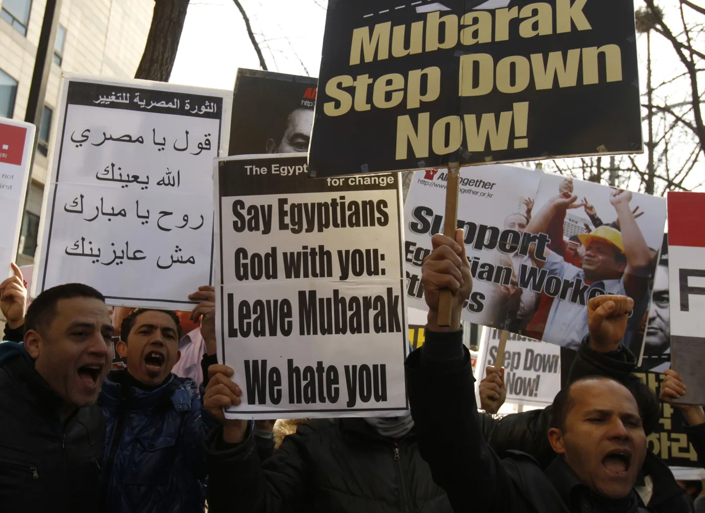 Египтяне требуют отставки президента.