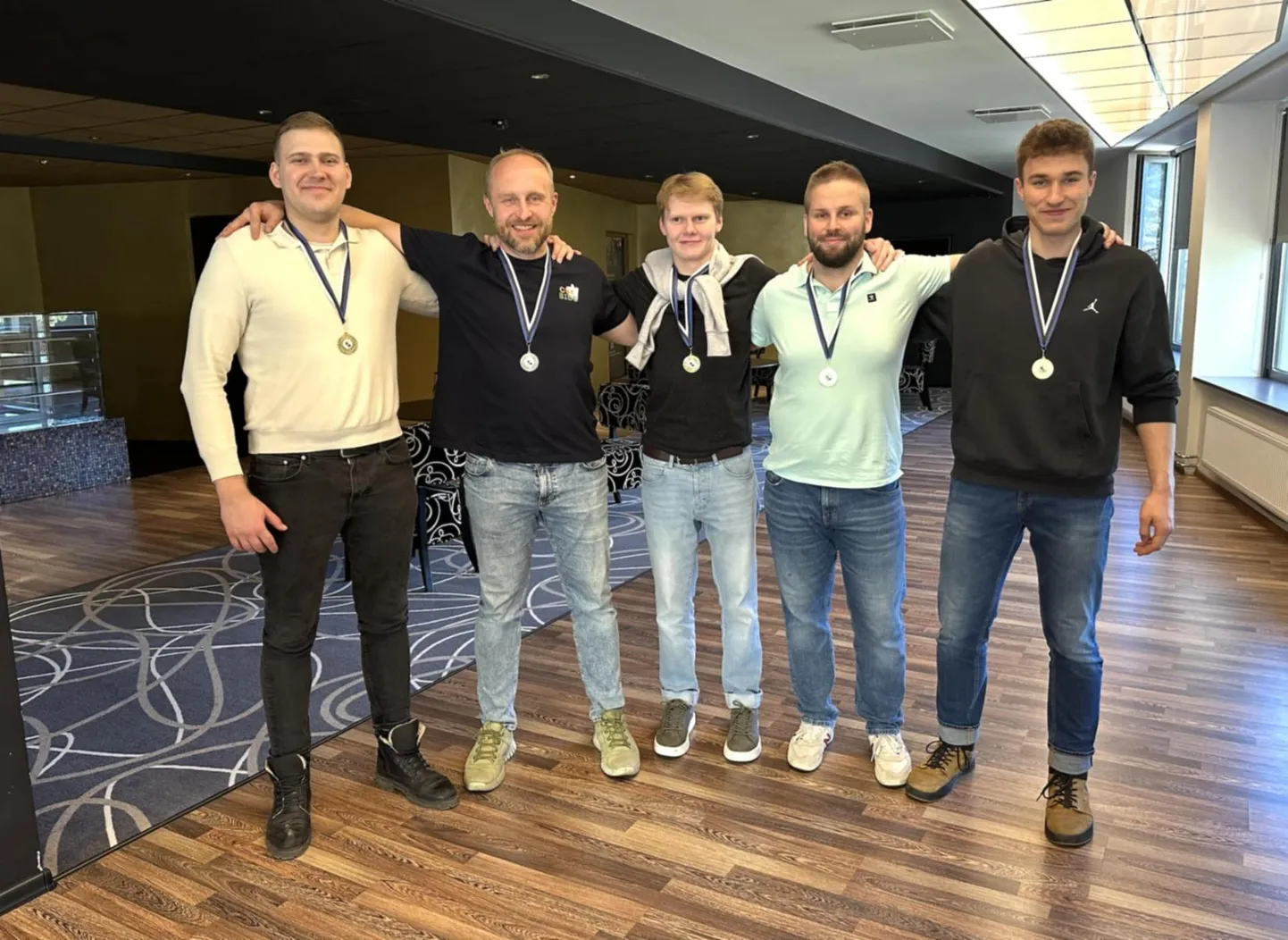 Eesti võistkondlikuks bridžimeistriks krooniti tänavu Passati tiim, kuhu kuuluvad Karl Markus Pruul (vasakult), Tõnno Vähk, Albert Pedmanson, Martin Maasik ja Jasper Vähk.