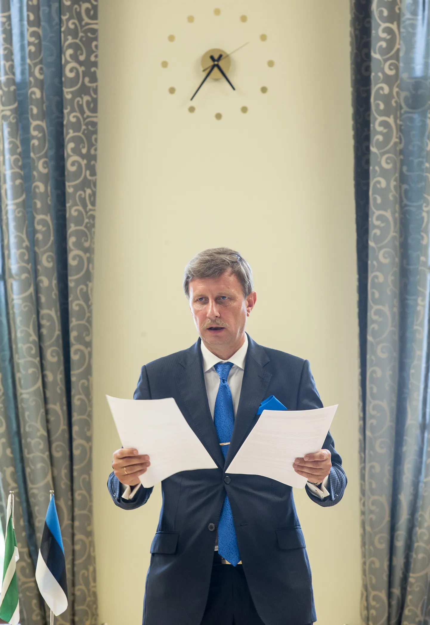 Opositsiooni arvates ei oli Jõhvi vallavolikogu esimehele Eduard Eastile 2500 euro suuruse ametipalga maksmine põhjendatud.