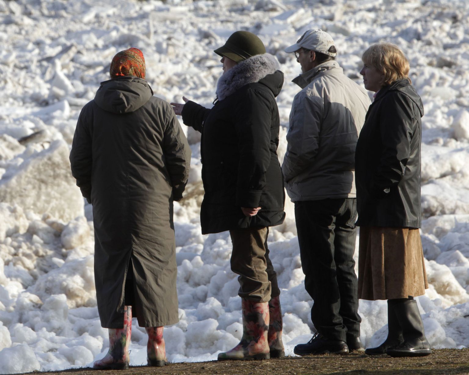 Plavinase rahvas vaatab jääputru Daugava jões.