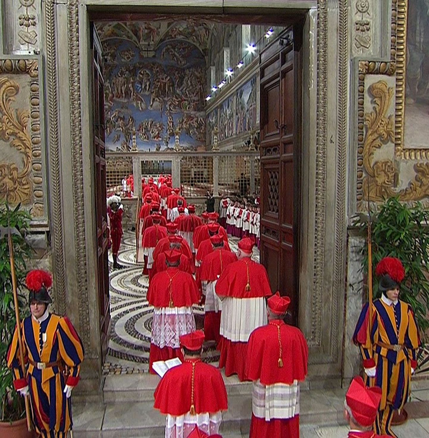 Kardinalid kõndimas Šveitsi kaardiväelaste valvatavasse Sixtuse kabelisse, mille suletud uste taga püüti eile uut kirikupead valida. Kuna kardinalid on andnud vaikimisvande, pole teada, kuidas hääletus kulges.