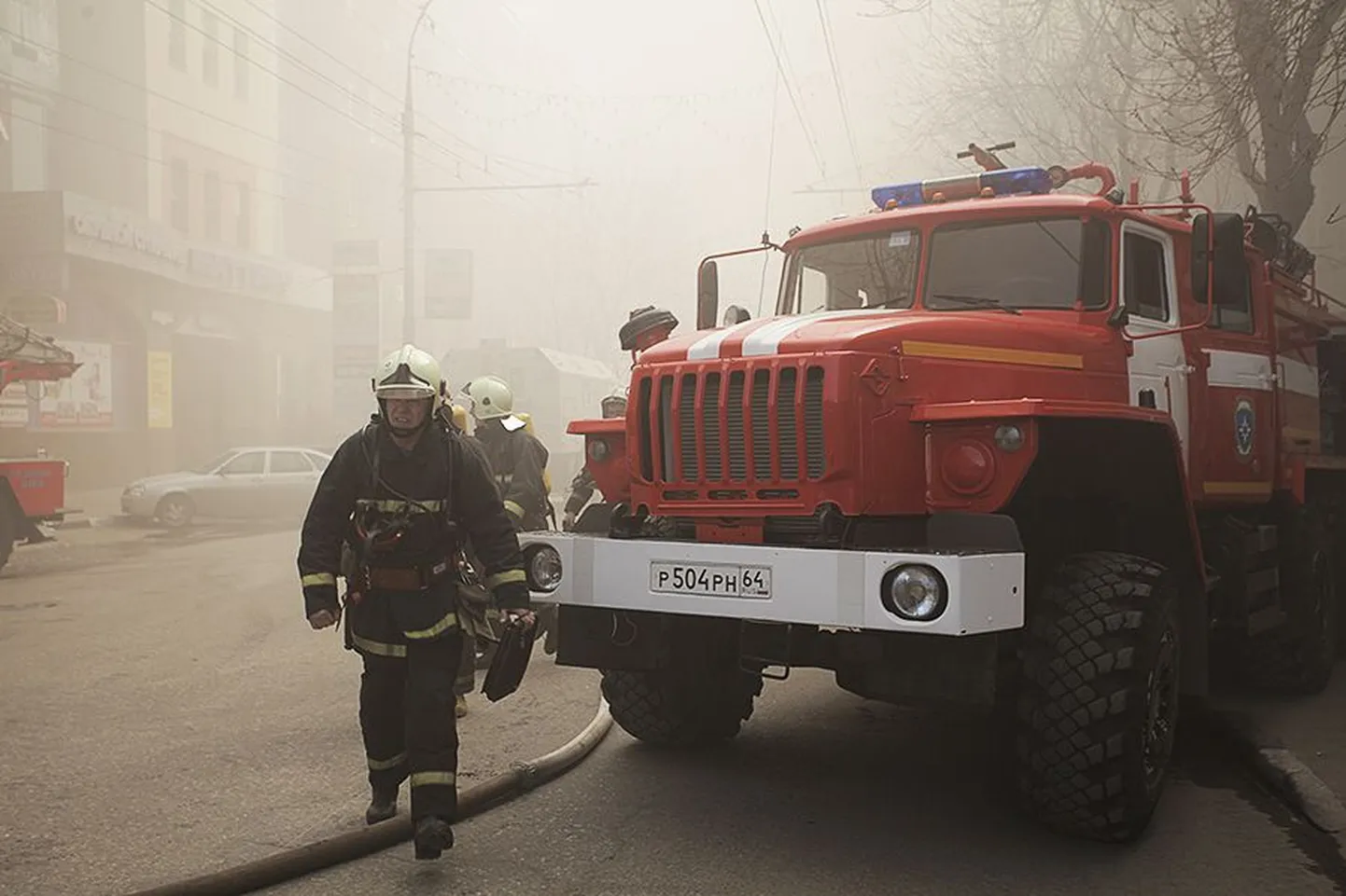 Tuletõrjujad auto juures.