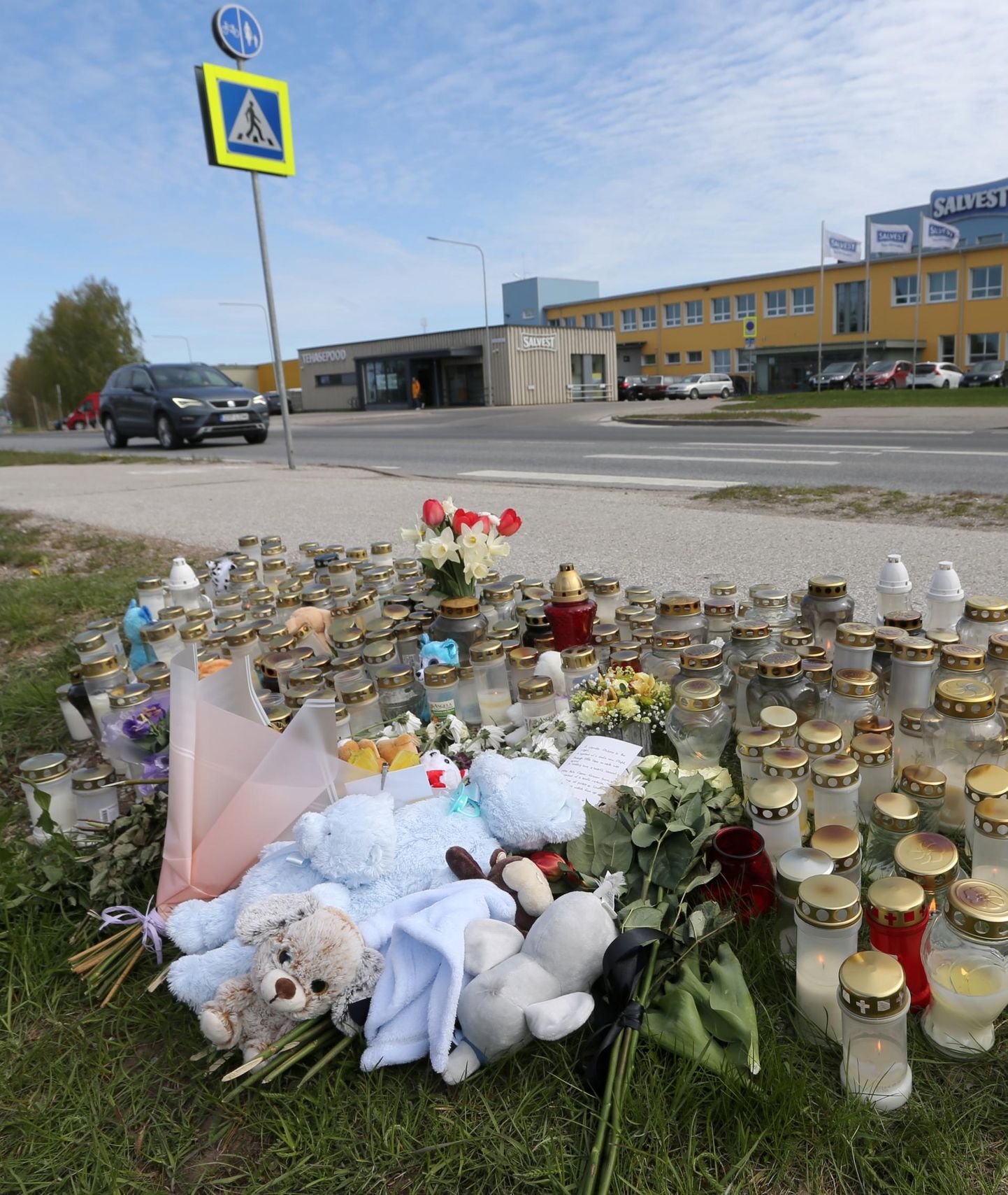 08.05.2023, Tartu
Pildil küünlad ja mänguasjad Salvesti juures autoőnnetuses hukkunud lapse määlestuseks.

Foto Sille Annuk, Tartu Postimees