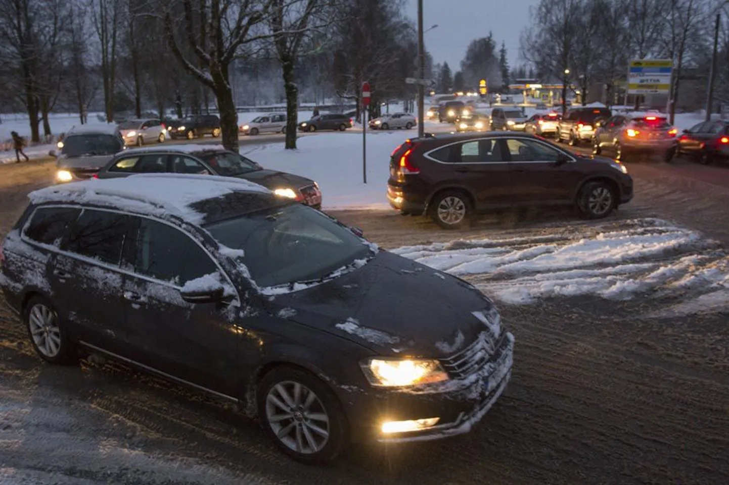 Hommikusel tipptunnil läbib lühikese ajavahemiku jooksul Jakobsoni kooli parklat kolmekohaline arv sõidukeid. Olukord ei ole ohutu ei lastele ega juhtidele, kes saavad selle parandamiseks palju ka ise ära teha.
