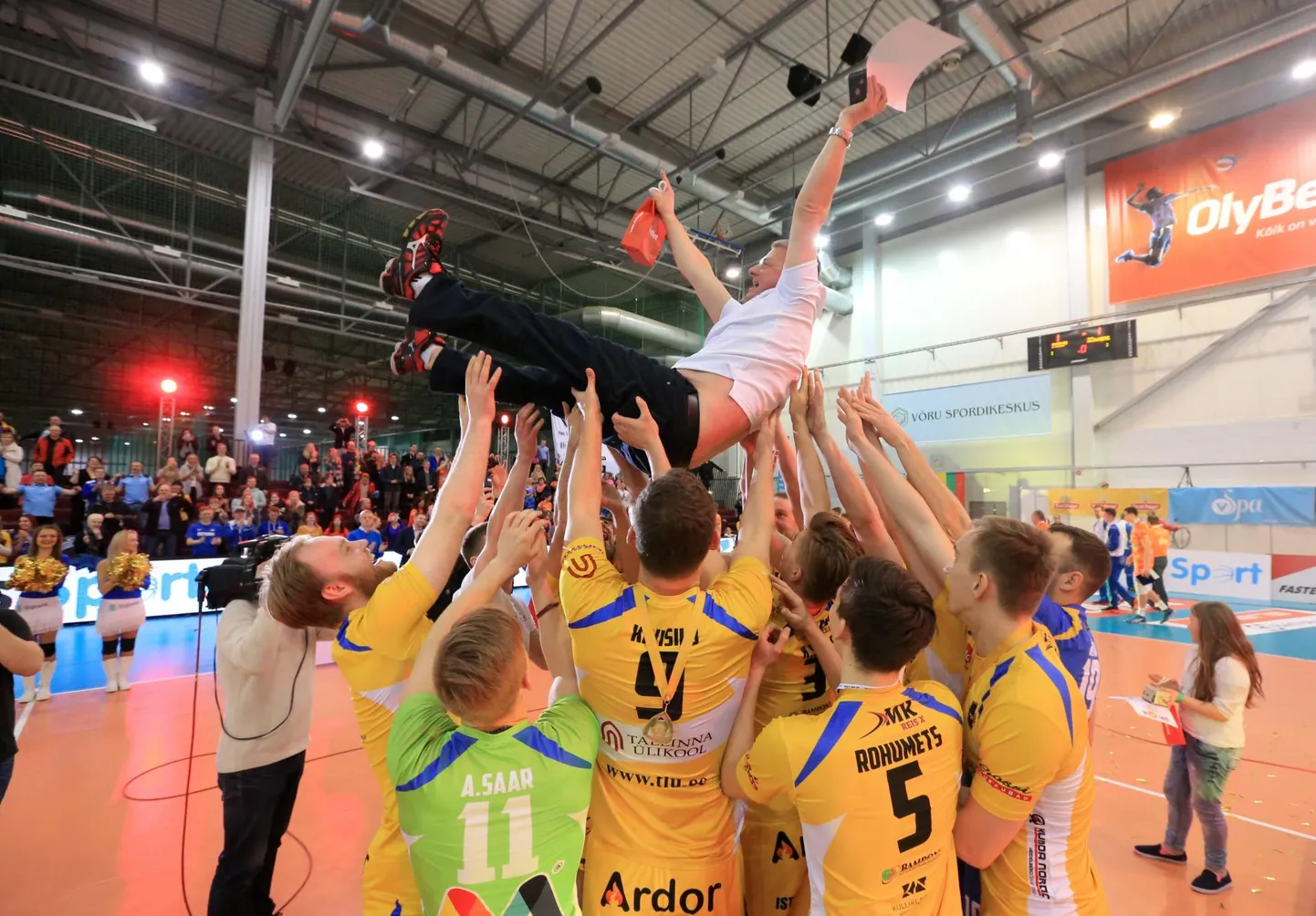 Rakvere Võrkpalliklubi säravaimaks hetkeks kujunes kaks aastat tagasi üllatuslik Balti meistritiiti võit. Mängumeeste kätel teeb õhulendu Pärnuga peetud viiegeimilise otsustava matši lõppedes peatreener Urmas Tali.