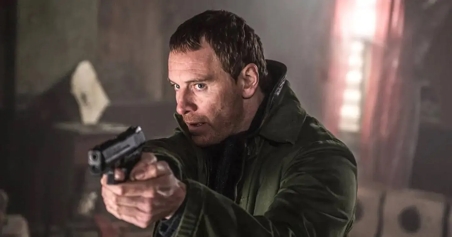 Relvastatud ja ohtlik: Michael Fassbender uues telesarjas «The Agency»