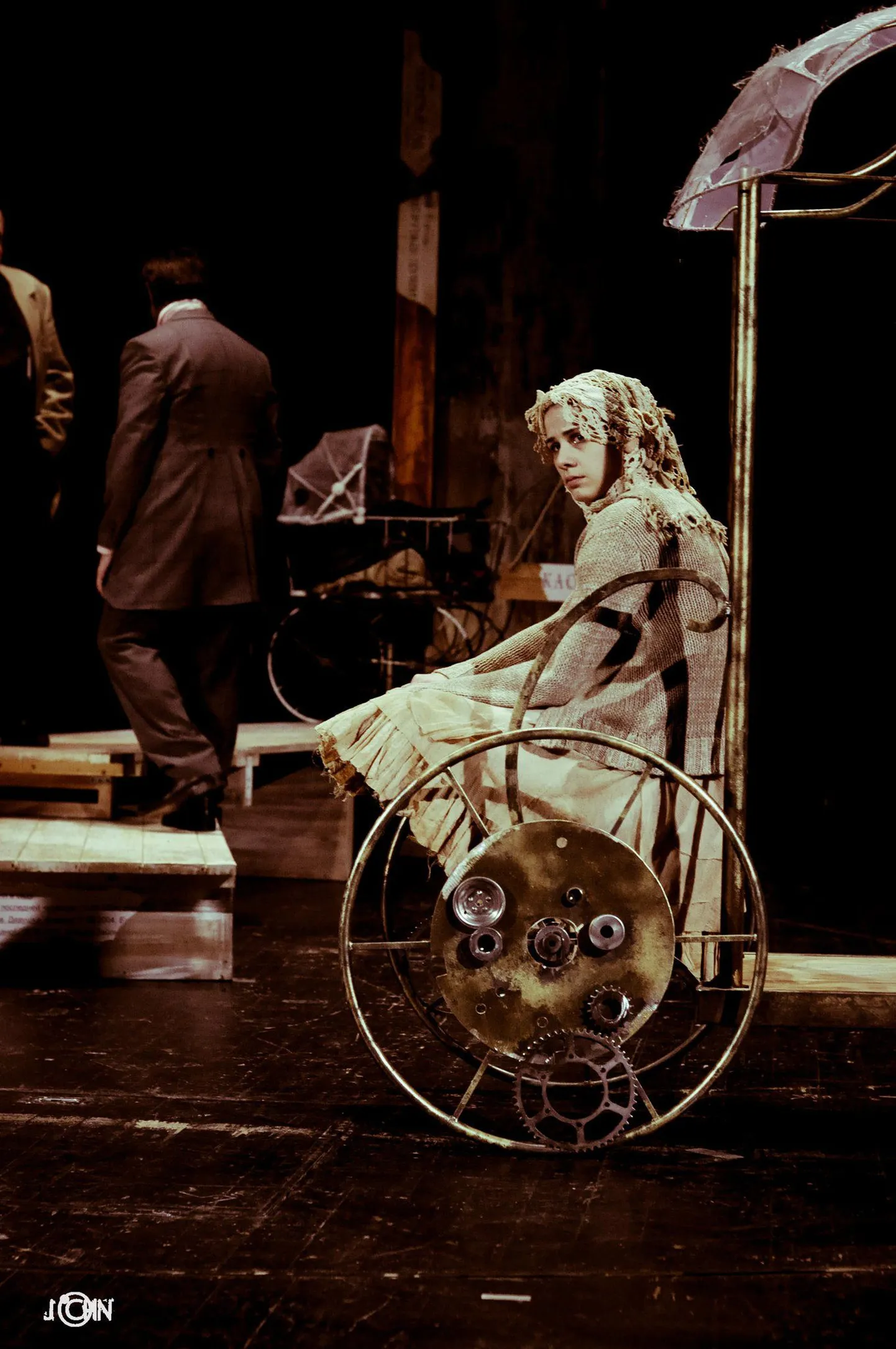 Stseen Vene teatri etendusest "Mets".