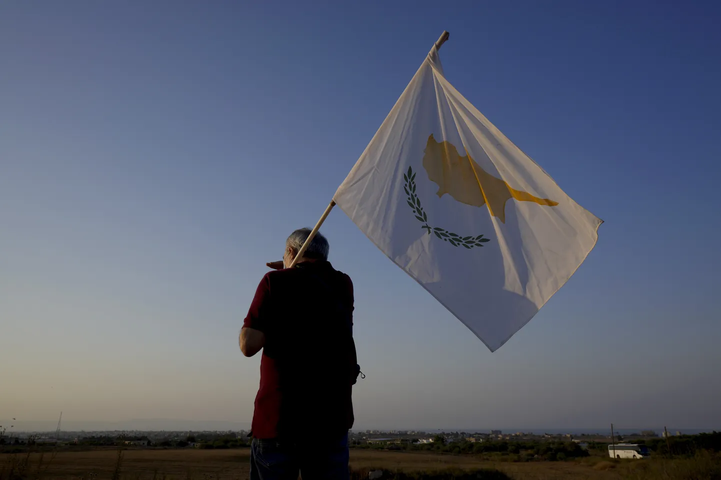 Mees Küprose lipuga vaatamas kaugusesse.