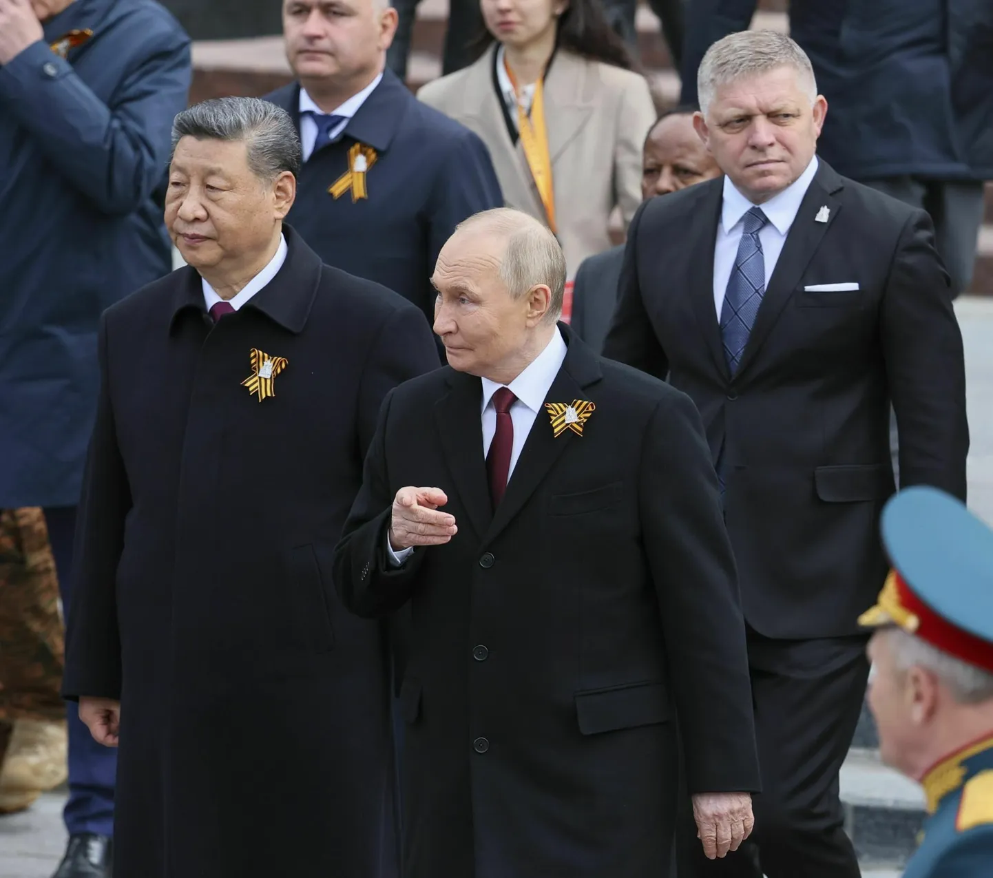 Vene režiimi juht Vladimir Putin (ees paremal) Moskvas koos Hiina riigipea Xi Jinpingi ja Slovakkia peaministri Robert Ficoga. FOTO: Juri Kotšetkov/ap/scanpix