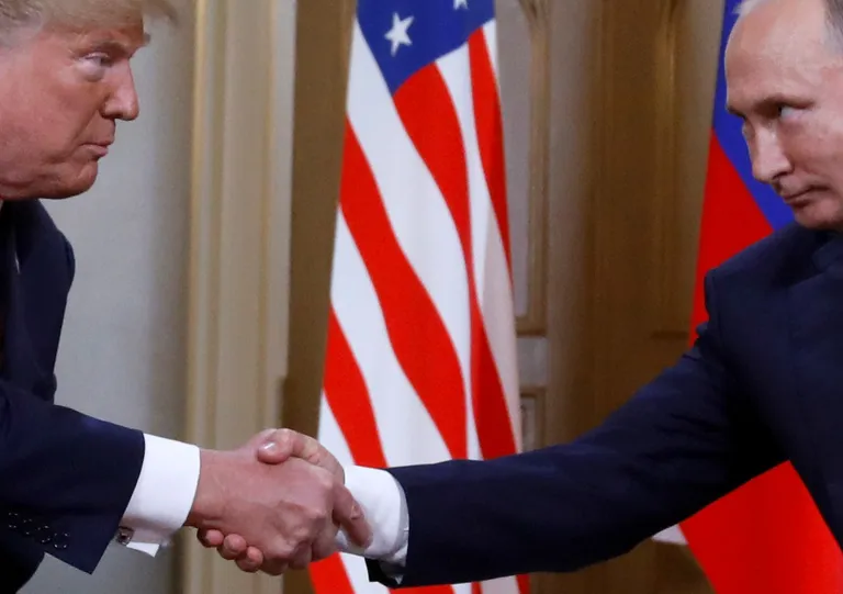 Donald Trumpi ja Vladimir Putini käepigistus kohtumisel Helsingis.