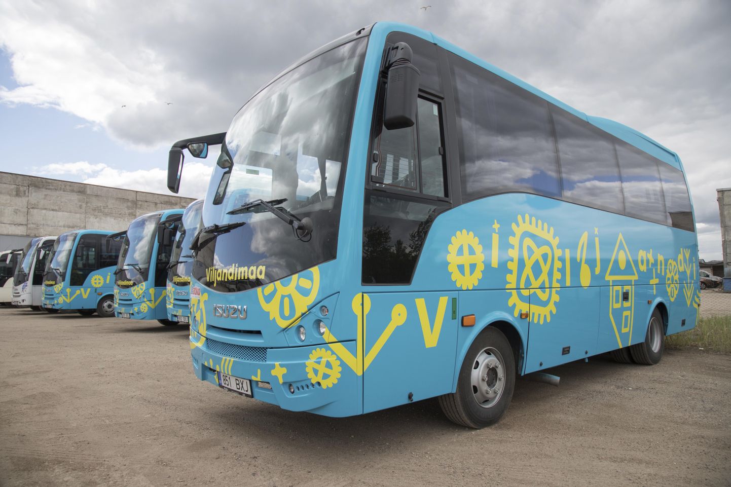 Esimesed uued ja juulist sõitma hakkavad bussid on Atko Grupp juba Viljandisse toonud. Need sinised Isuzu bussid sõidavad maakonnaliinidel.