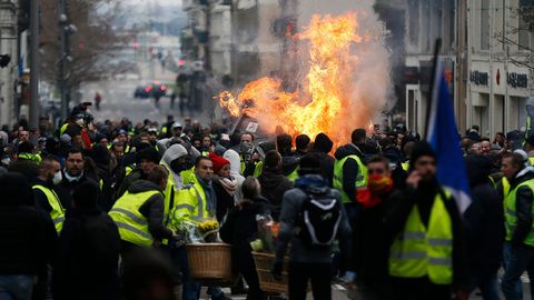 Фото и видео: в Париже прошла первая в новом году акция протеста