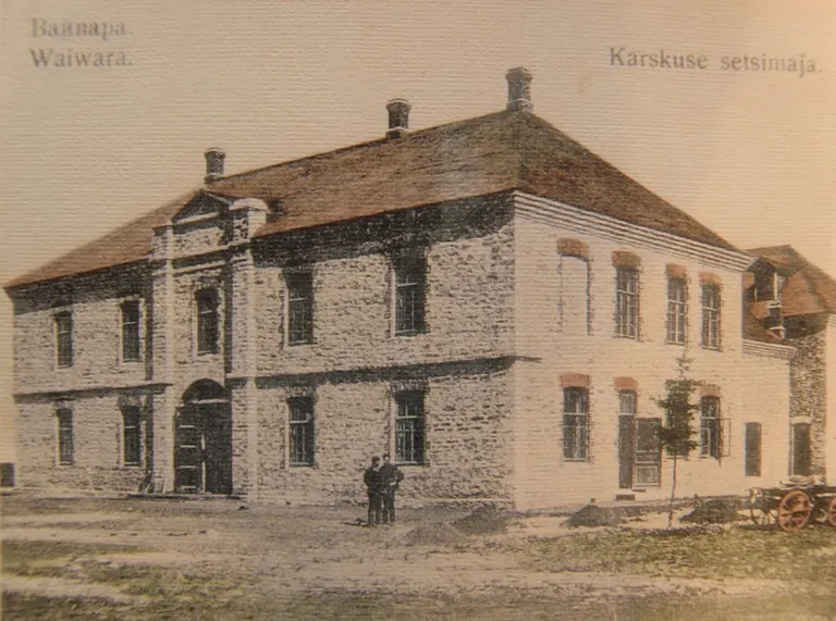 Здание, построенное в 1910 году, было весьма представительным для сельской местности: двухэтажное каменное здание вмещало зал почти на 300 человек, театральную сцену размерами 9х15 м, буфет, библиотеку, банковское помещение, электромашинный зал, квартиру дворника. Некогда величественное здание сейчас находится в руинах, их видно с шоссе Таллинн-Нарва в окрестностях Силламяэ.