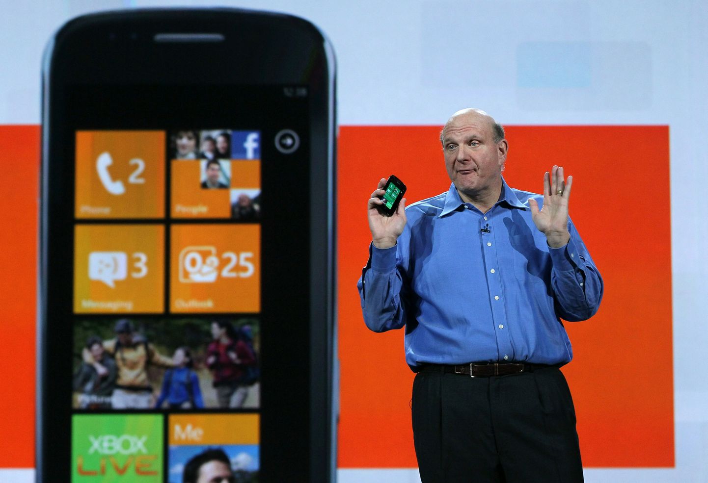 Microsofti juht Steve Ballmer tutvustamas Windows Phone 7 varustatud mobiiltelefoni.
