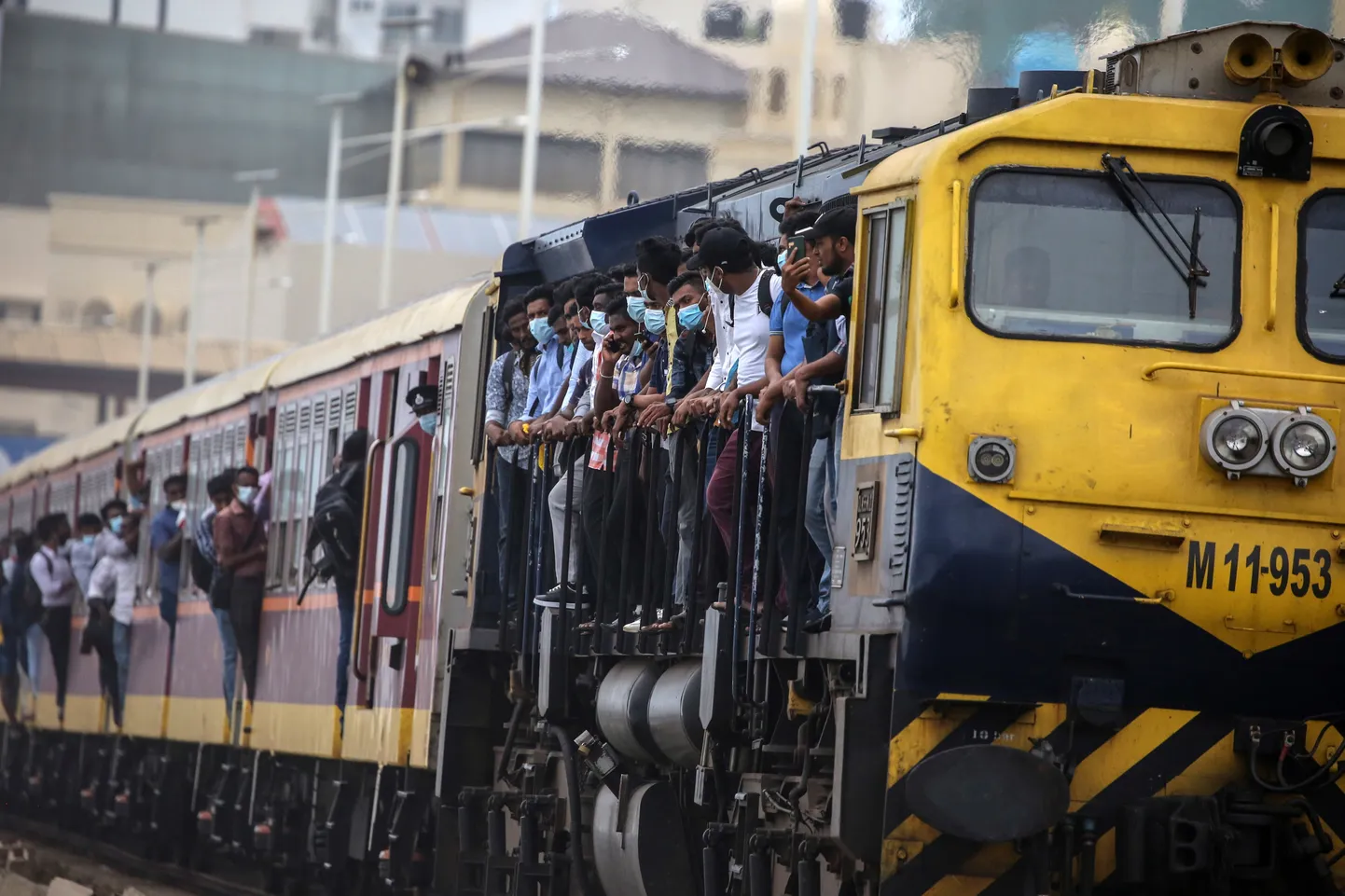 Suvalistele sõidukitele enam kütust ei müüda, mis pani majanduskriisis srilankalasi kasutama teisi transpordivõimalusi
