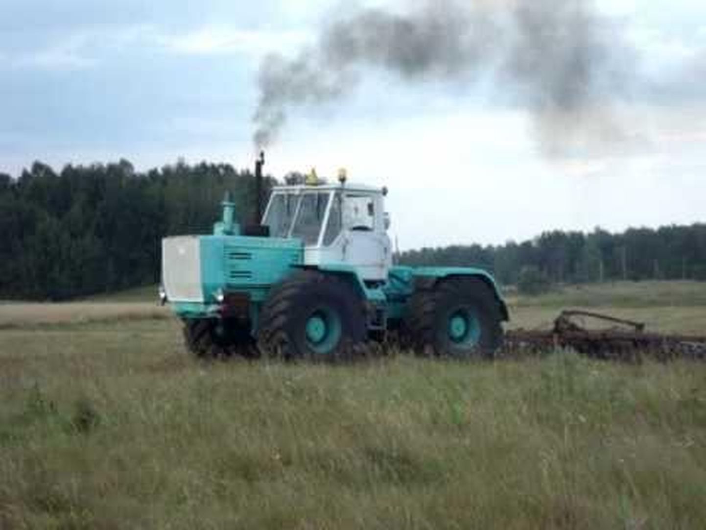 Lääneranna valla elanikuks registreerunute vahel loositi välja selline traktor.