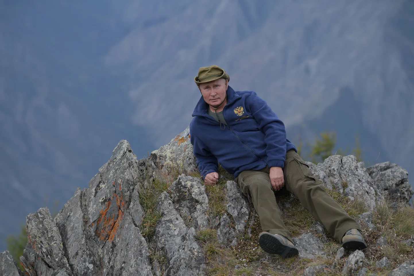 Venemaa presidendikantselei pressiteenistus avalikustas 2019. aastal sünnipäeva eel pildid Siberi taigas matkamas käinud Putinist.