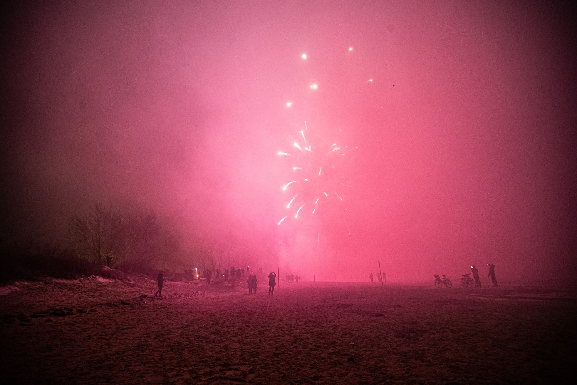 Запуск новогодних фейерверков на пляже Штромка в Таллинне. 31.12.2020.