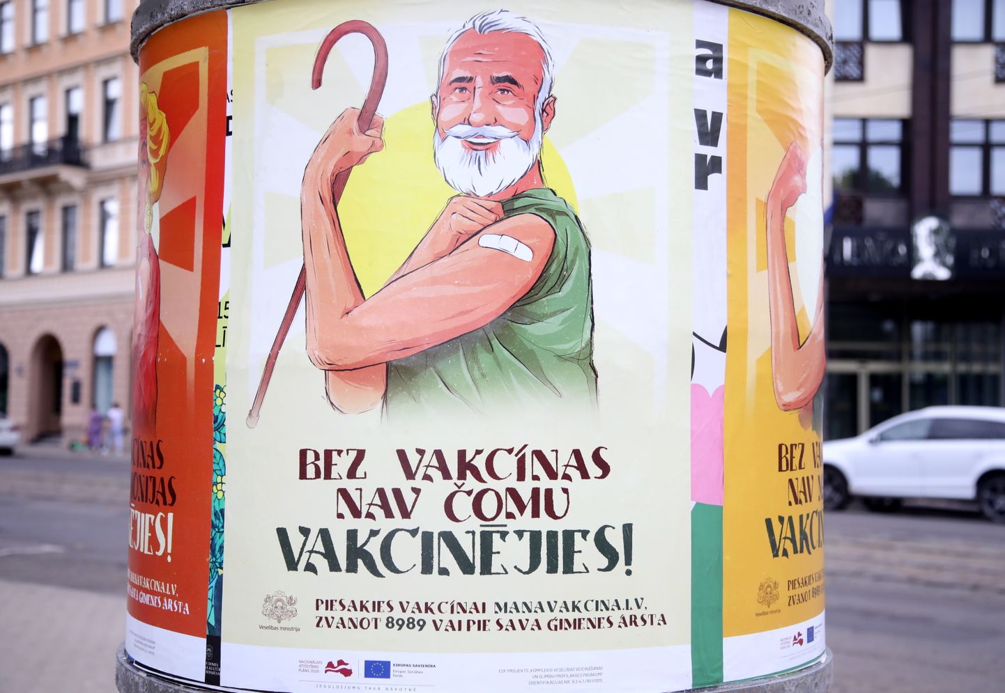 Vakcinācijas pret Covid-19 vides plakāti uz reklāmstaba. Ilustratīvs attēls.