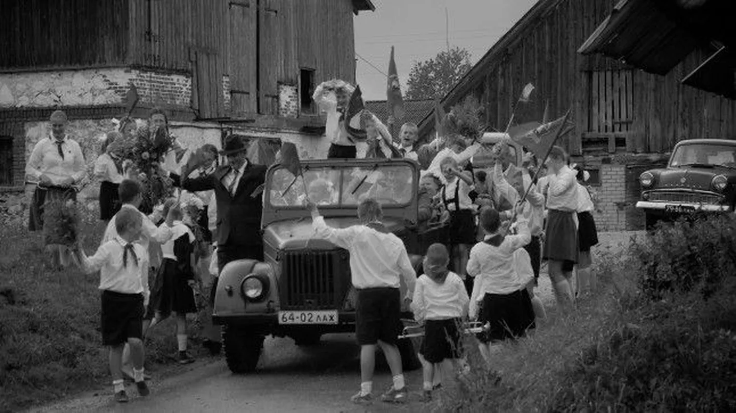 Laila Pakalnina mustvalges filmis «Koidik» askeldavad vaprad nõukogude pioneerid.