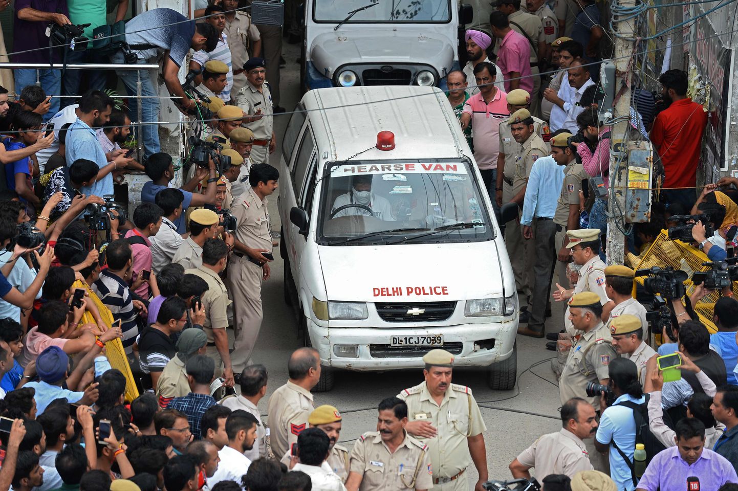 India pealinna New Delhi politsei surnukehasind minema toimetamas.